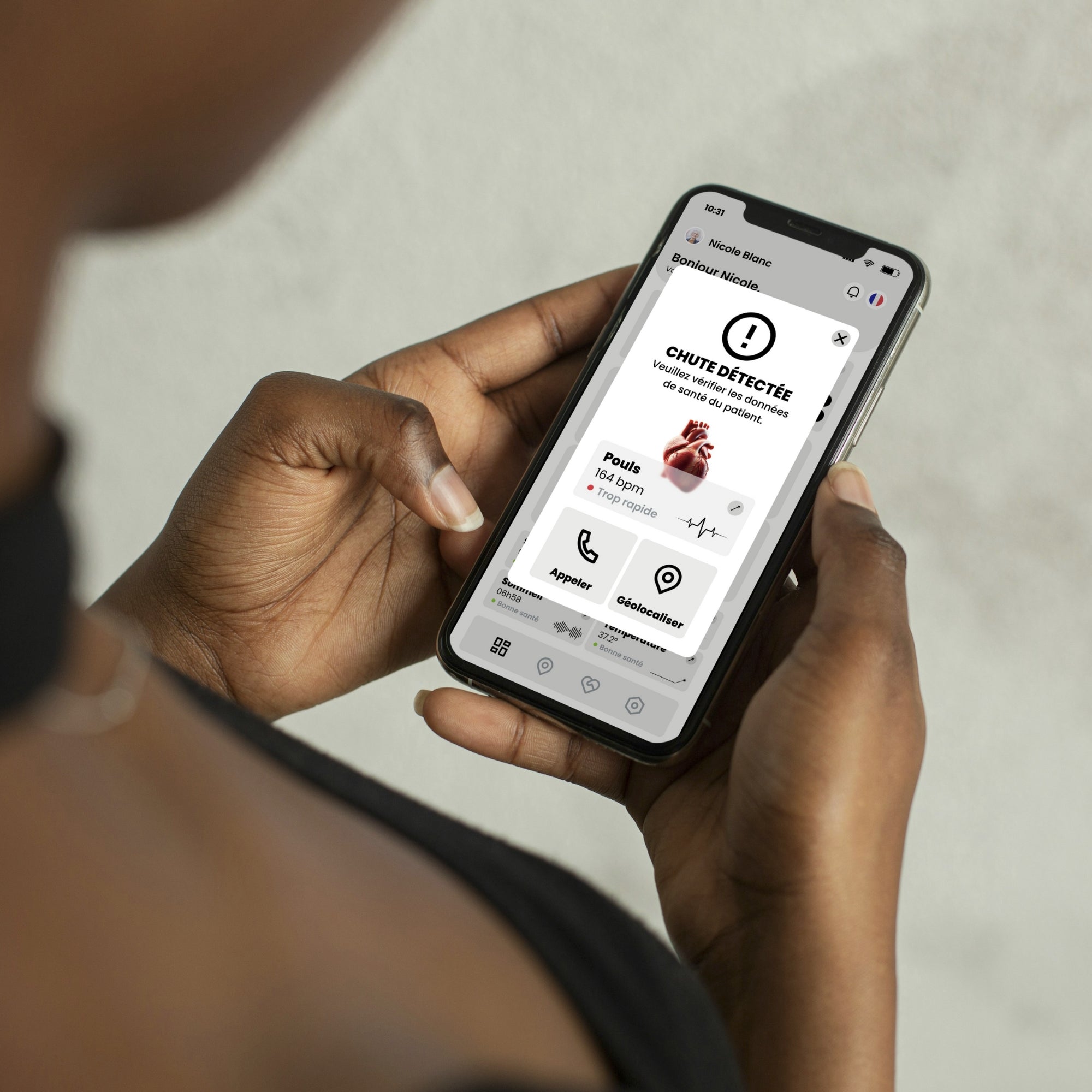 Application Chutex sur smartphone affichant une interface d'alerte de chute et de surveillance de la santé