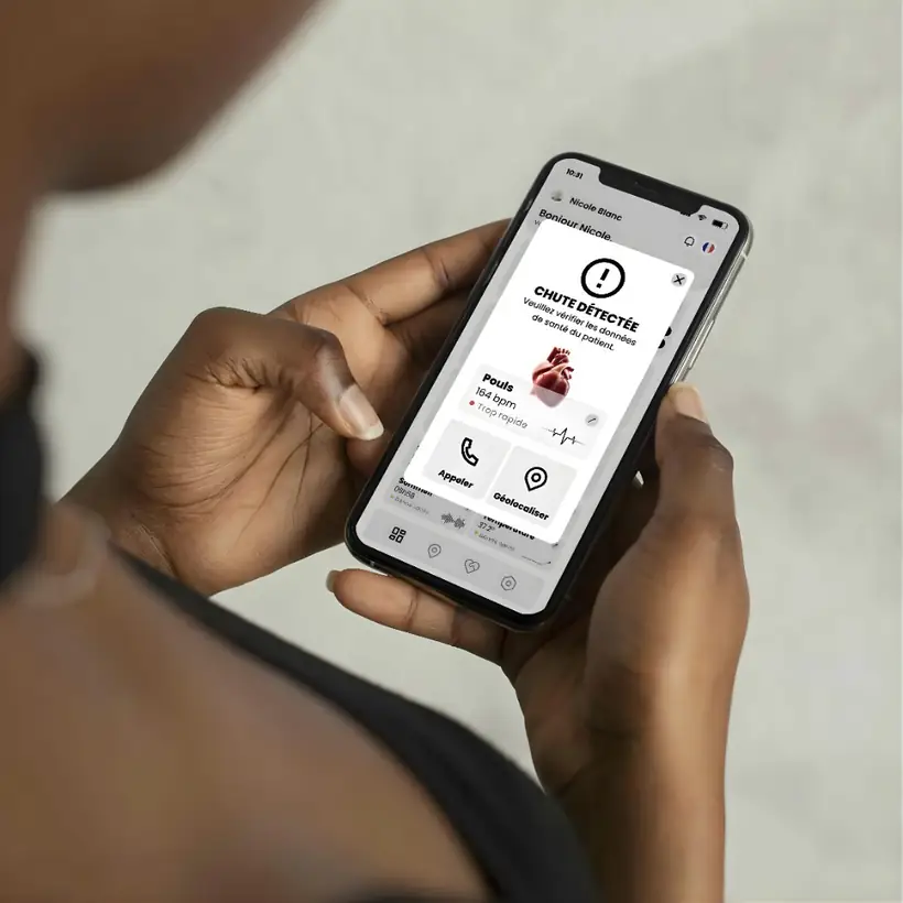 L’application Chutex ouverte sur l’écran d’alerte, tenue par un proche