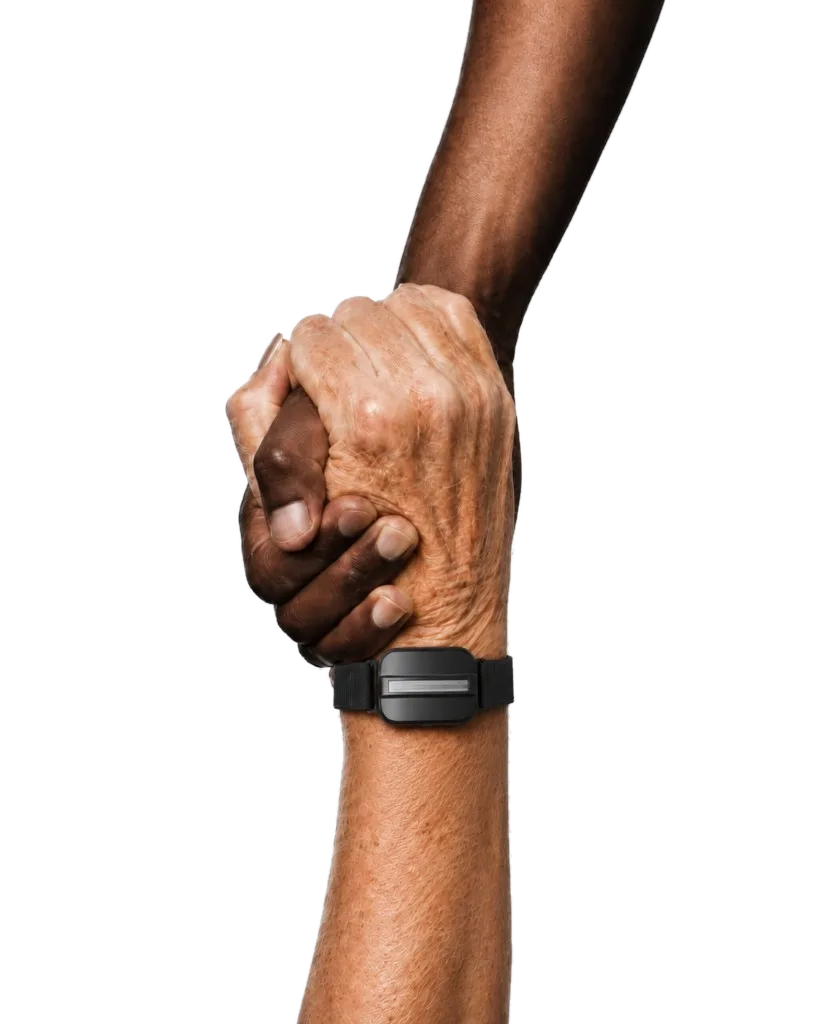 Bracelet de santé Elio au poignet d'un senior tenant la main d'un proche