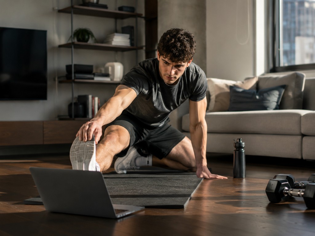 Sportif suivant son programme d'entraînement à domicile