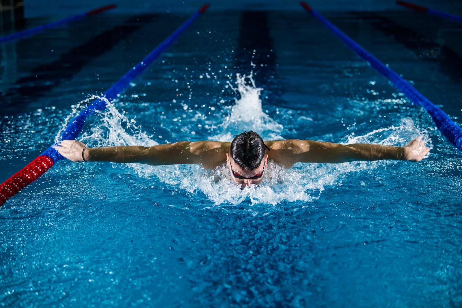 Nageur dans une piscine