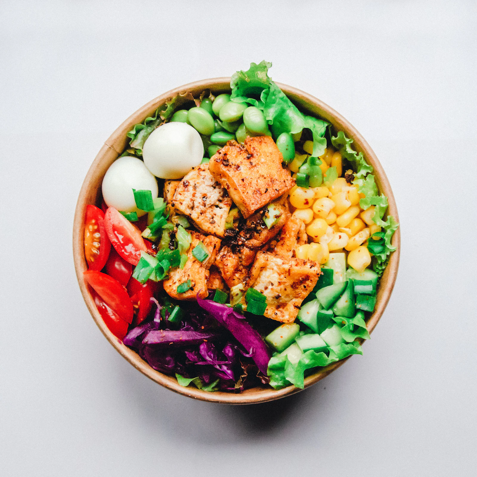 Assiette équilibrée avec légumes, protéines et féculents