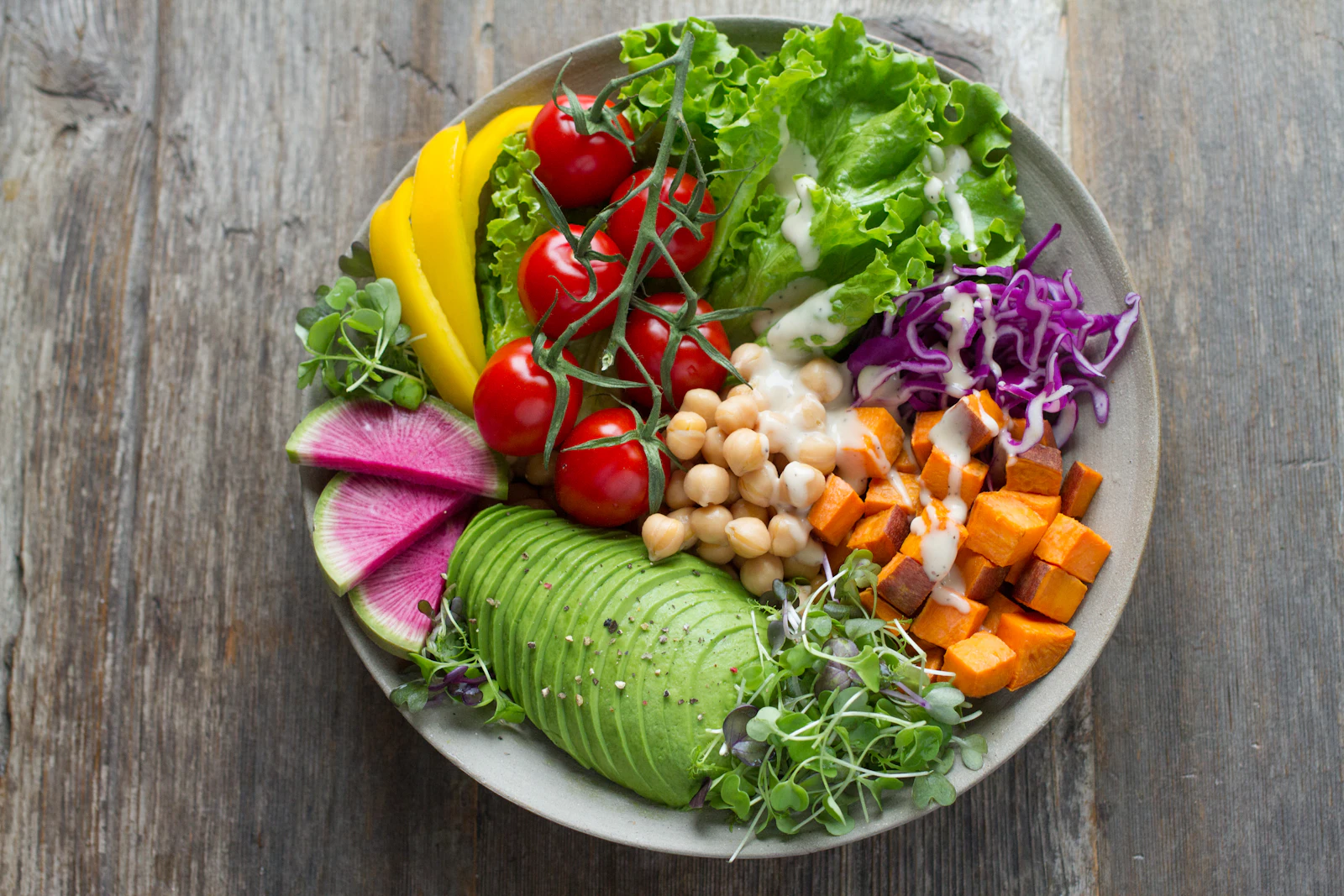 Assiette de légumes, pois chiches, avocat et patate douce