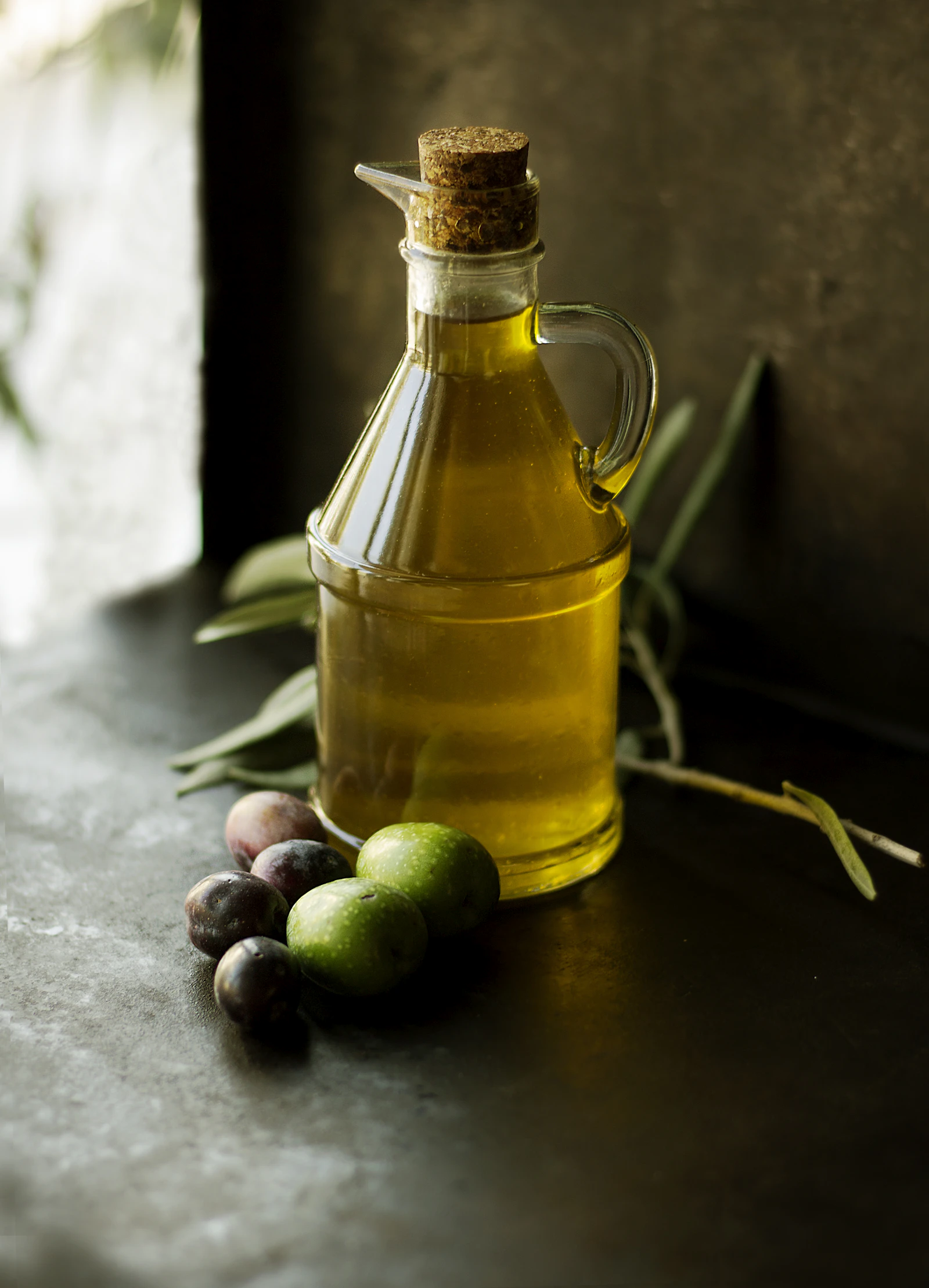 Sources de bons gras : huile d'olive, avocat, oléagineux