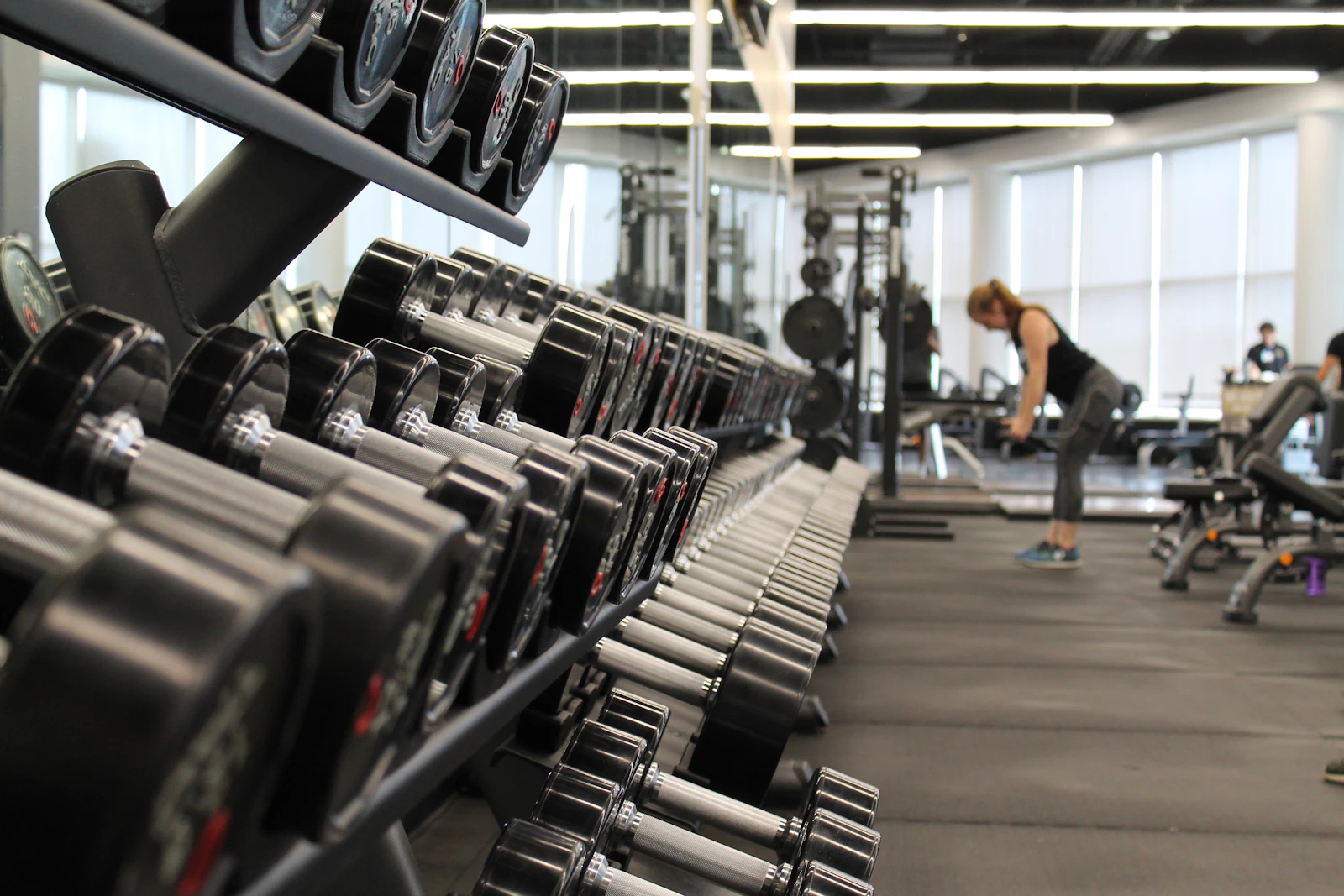 Adulte s'entraînant en salle de musculation